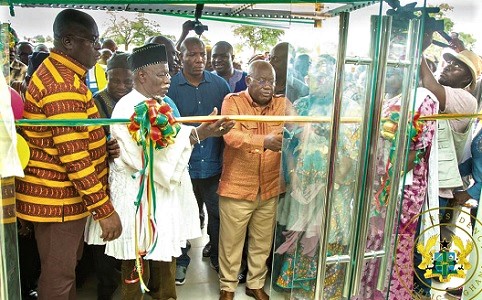 President Akufo-Addo cutting the tape to inaugurate the administration block